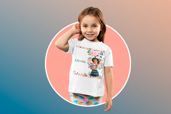 Kírsam Niña vistiendo Playera Blanca Personalizada Encanto Mirabel