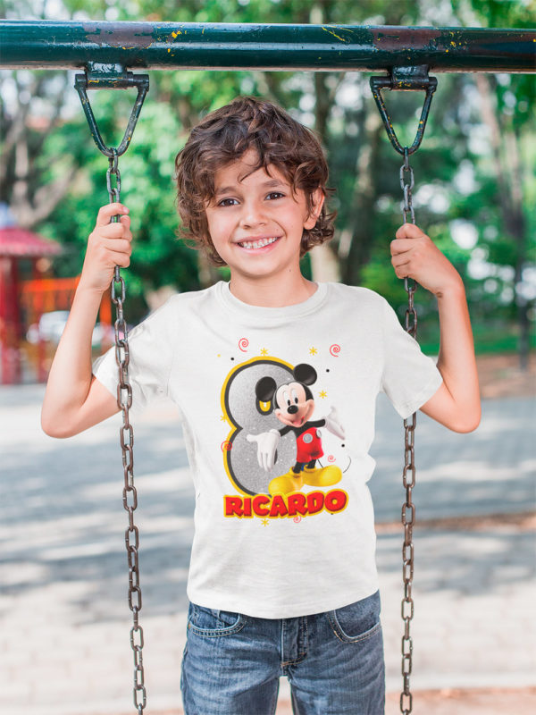 01 Kírsam Niño vistiendo Playera Blanca Personalizada Cumpleaños Mickey