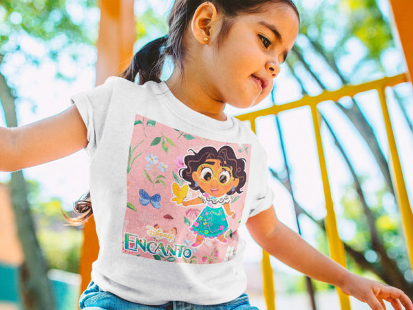 Kírsam Niña vistiendo Playera Blanca Personalizada Encanto Mirabel baby