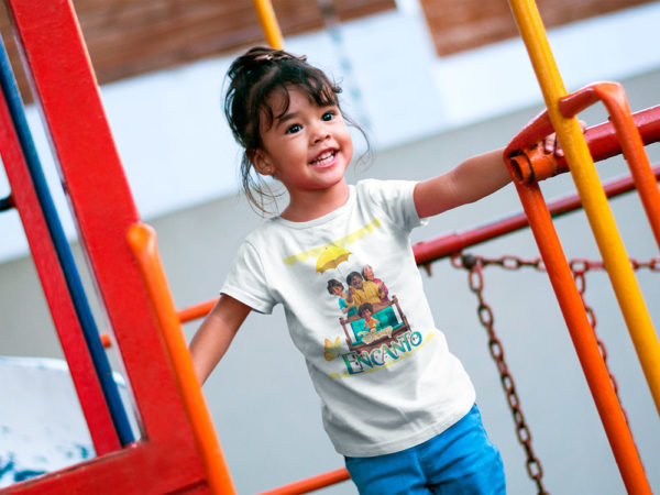 írsam Niña vistiendo Playera Blanca Personalizada Encanto Familia