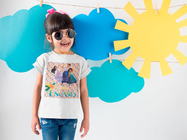 Kírsam Niña vistiendo Playera Blanca Personalizada Encanto Mirabel Isabela Luisa