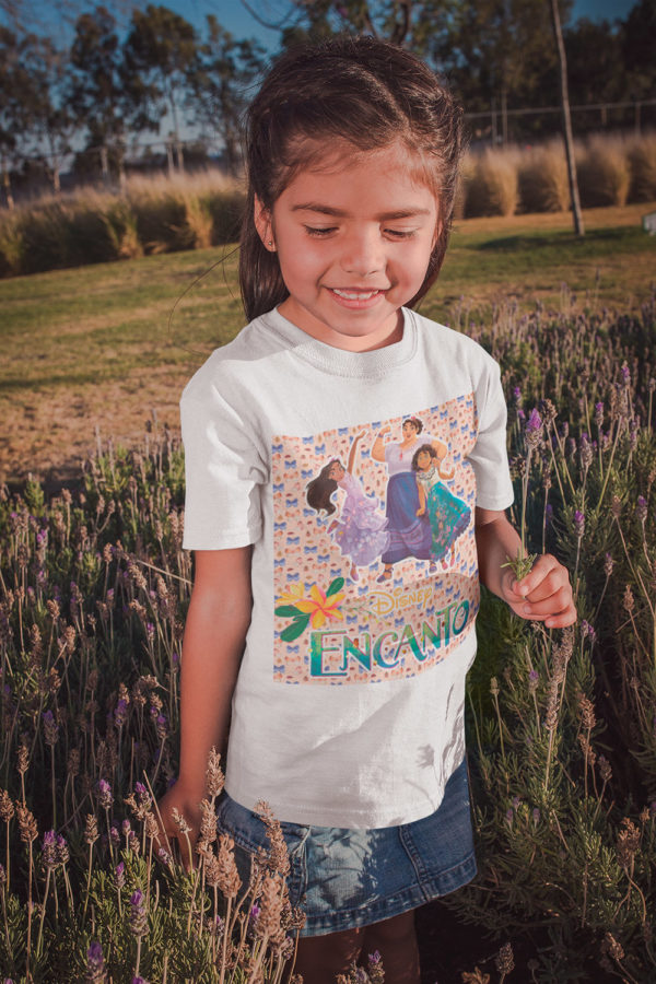 Kírsam Niña vistiendo Playera Blanca Personalizada Encanto Mirabel Isabela Luisa jardin