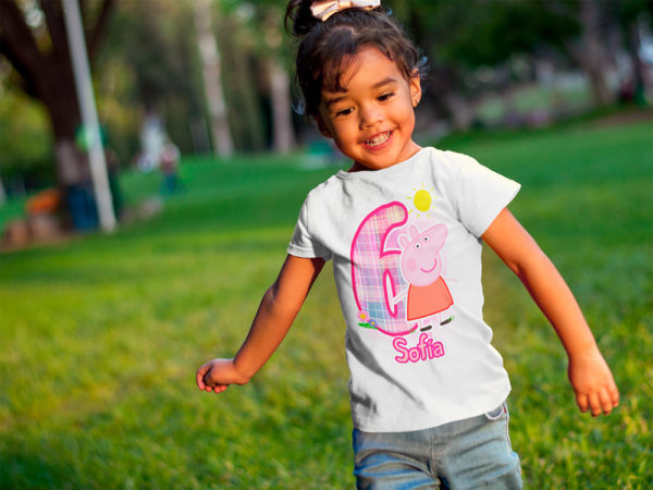 Kírsam Niña vistiendo Playera Blanca Personalizada Cumpleaños Peppa