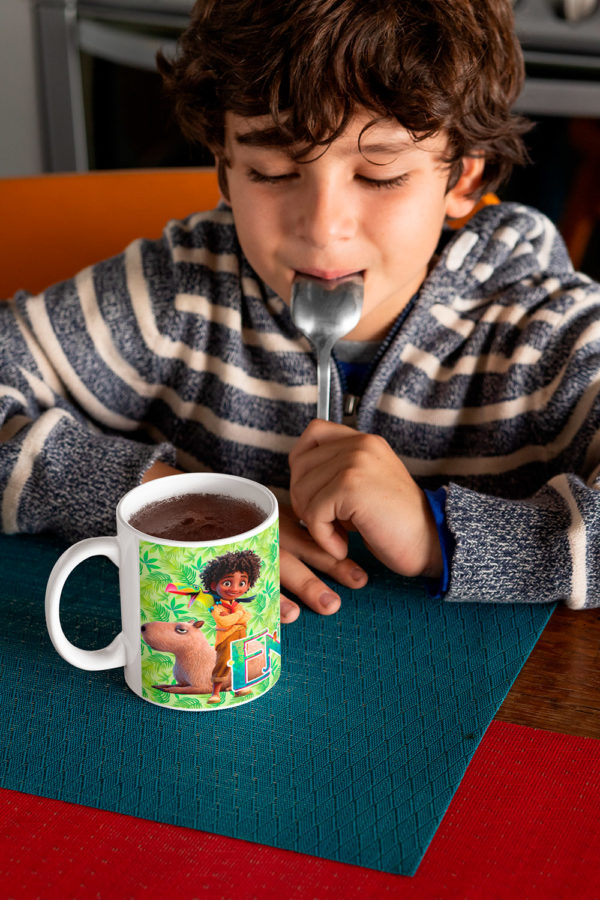 Kírsam niño disfrutando Taza Blanca Personalizada Encanto Antonio