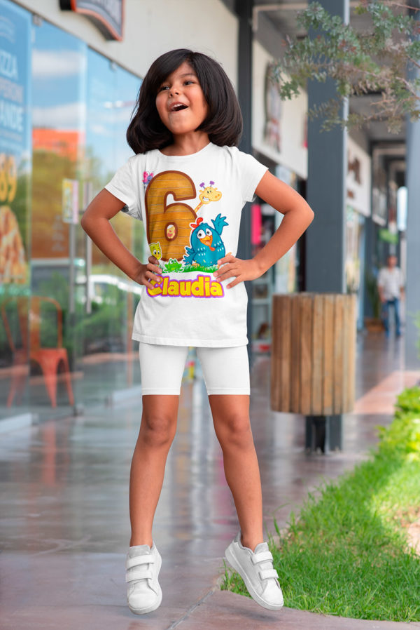 Kírsam Niña vistiendo Playera Blanca Personalizada Cumpleaños Gallinita