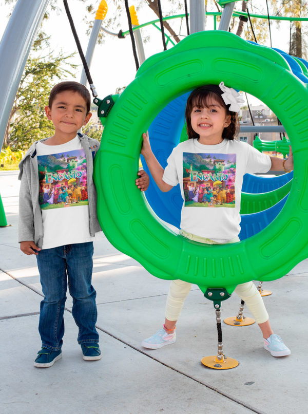 Kírsam Niños vistiendo Playera Blanca Personalizada Encanto Personajes