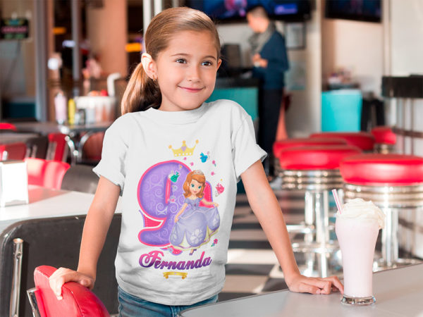 Kírsam Niña vistiendo Playera Blanca Personalizada Cumpleaños Sofia