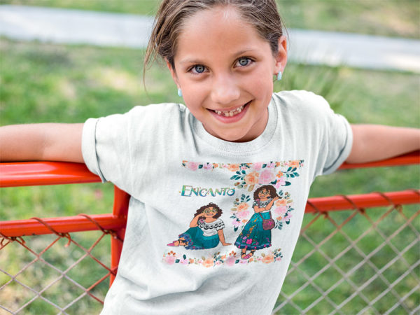 Kírsam Niña vistiendo Playera Blanca Personalizada Encanto Mirabel pareja