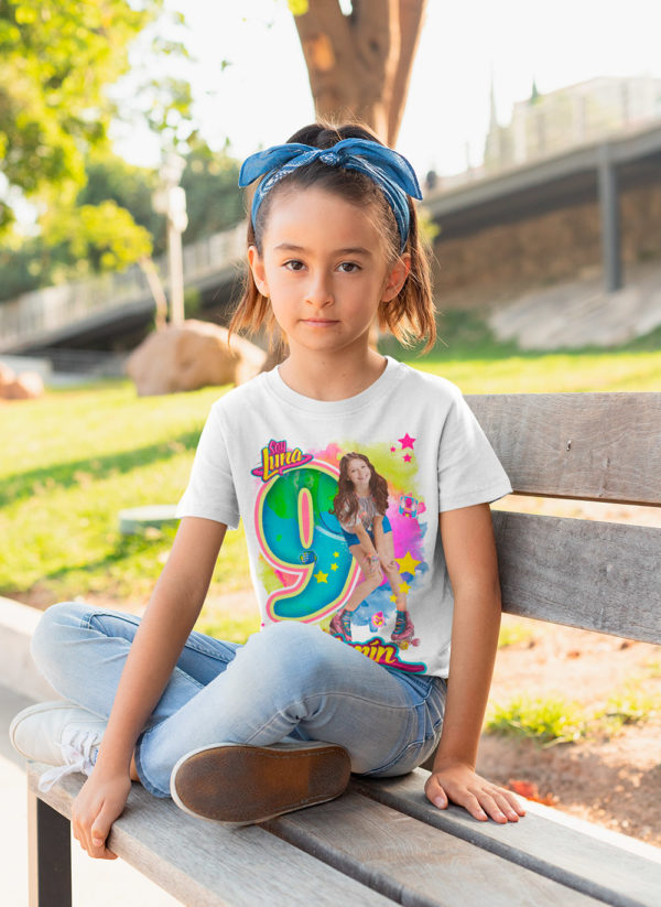 Kírsam Niña vistiendo Playera Blanca Personalizada Cumpleaños Soy Luna