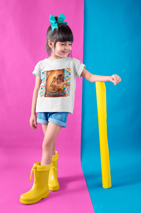 Kírsam Niña vistiendo Playera Blanca Personalizada Encanto Dolores botasl