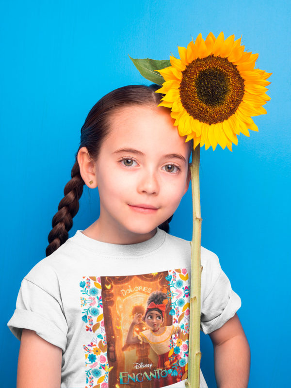 Kírsam Niña vistiendo Playera Blanca Personalizada Encanto Dolores