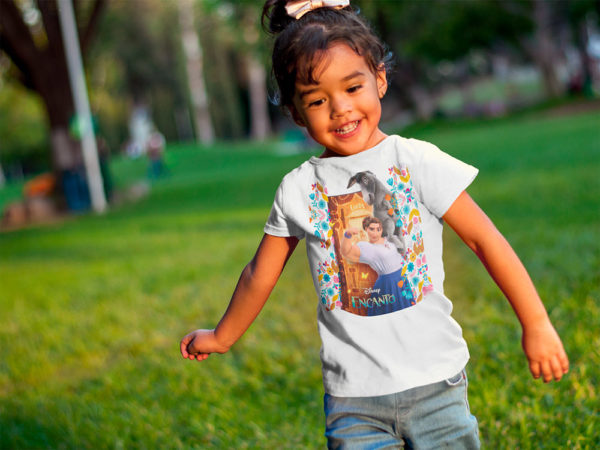 Kírsam Niña vistiendo Playera Blanca Personalizada Encanto Luisa