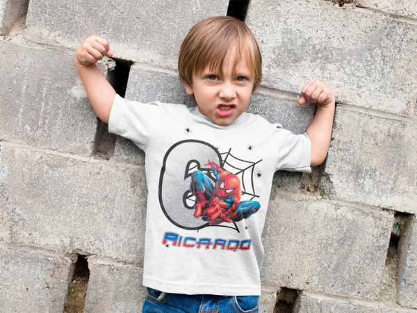 Kírsam Niño vistiendo Playera Blanca Personalizada Cumpleaños Spierman