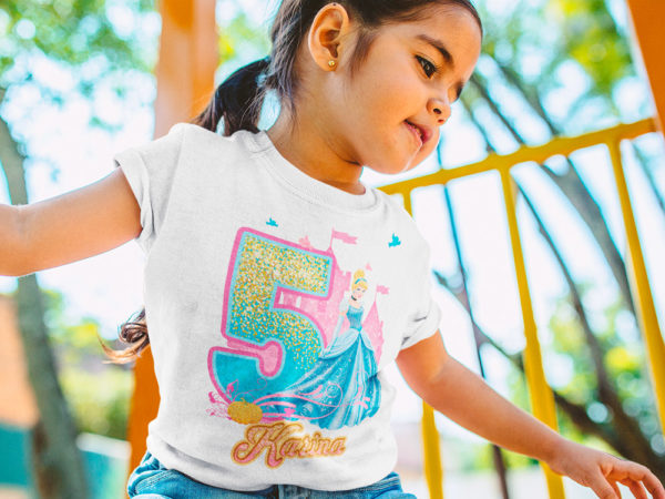 Kírsam Niña vistiendo Playera Blanca Personalizada Cumpleaños Cenicienta