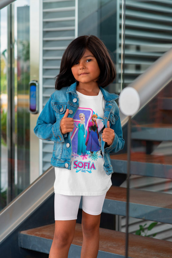 Kírsam Niña vistiendo Playera Blanca Personalizada Cumpleaños Frozen