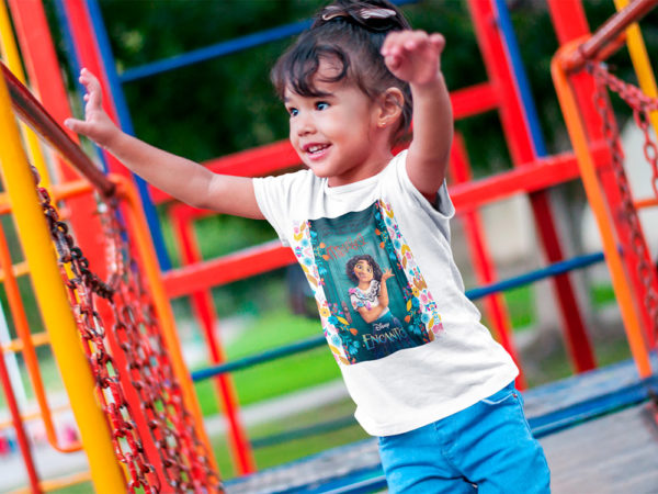 Kírsam Niña vistiendo Playera Blanca Personalizada Encanto Mirabel en Puerta