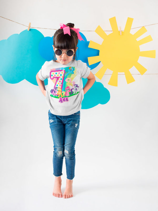 Kírsam Niña vistiendo Playera Blanca Personalizada Cumpleaños Pony