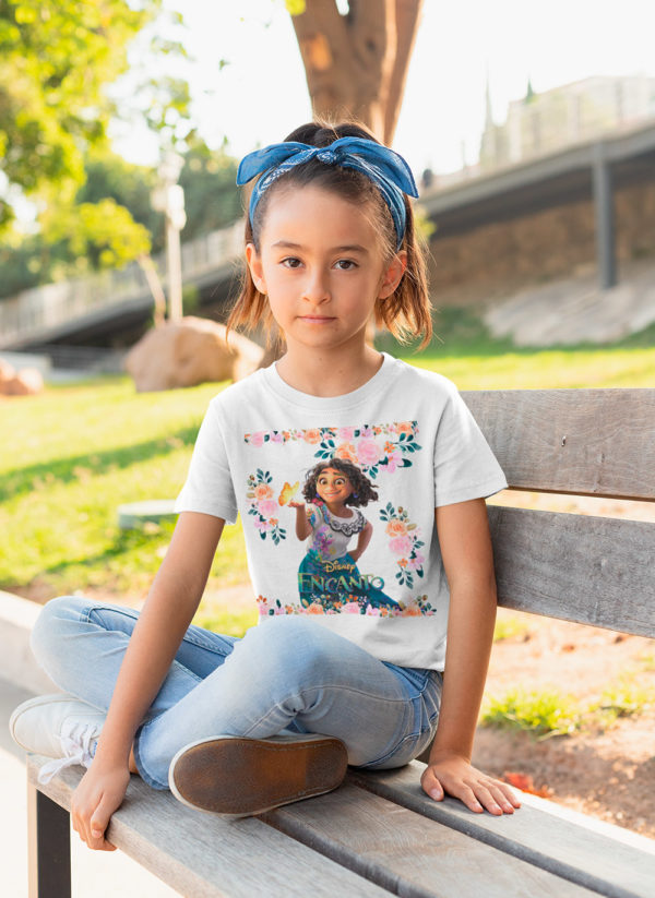 Kírsam Niña vistiendo Playera Blanca Personalizada Encanto Mirabel y mariposa