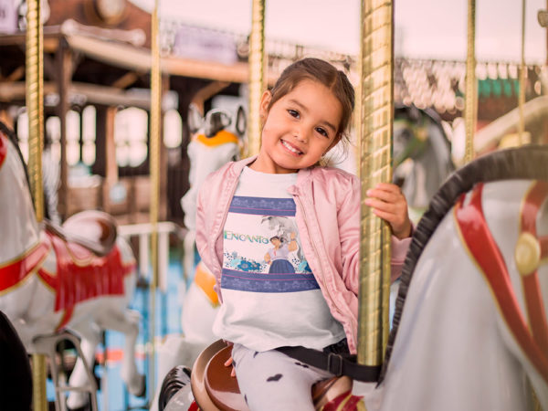 Kírsam Niña vistiendo Playera Blanca Personalizada Encanto Luisa