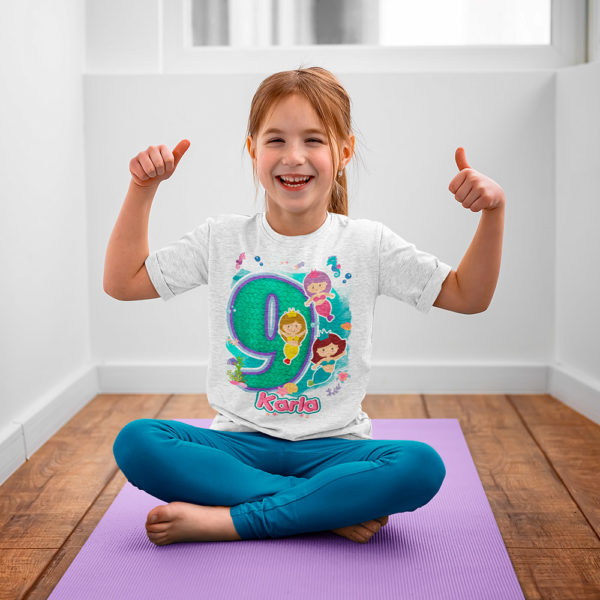 Kírsam Niña vistiendo Playera Blanca Personalizada Cumpleaños Sirenas