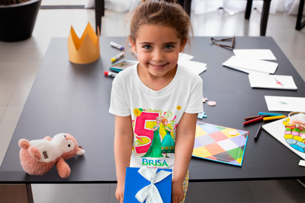 Kírsam Niña vistiendo Playera Blanca Personalizada Cumpleaños Frozen II