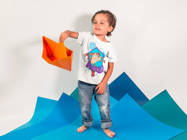 Kírsam Niño vistiendo Playera Blanca Personalizada Cumpleaños Taz